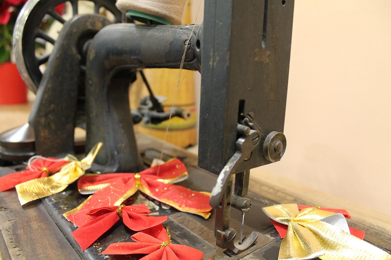 sewing, sewing machine, old sewing machine, tailor, antique, vintage, fabric, tailoring, retro, craft, machine, clothing, equipment, industry