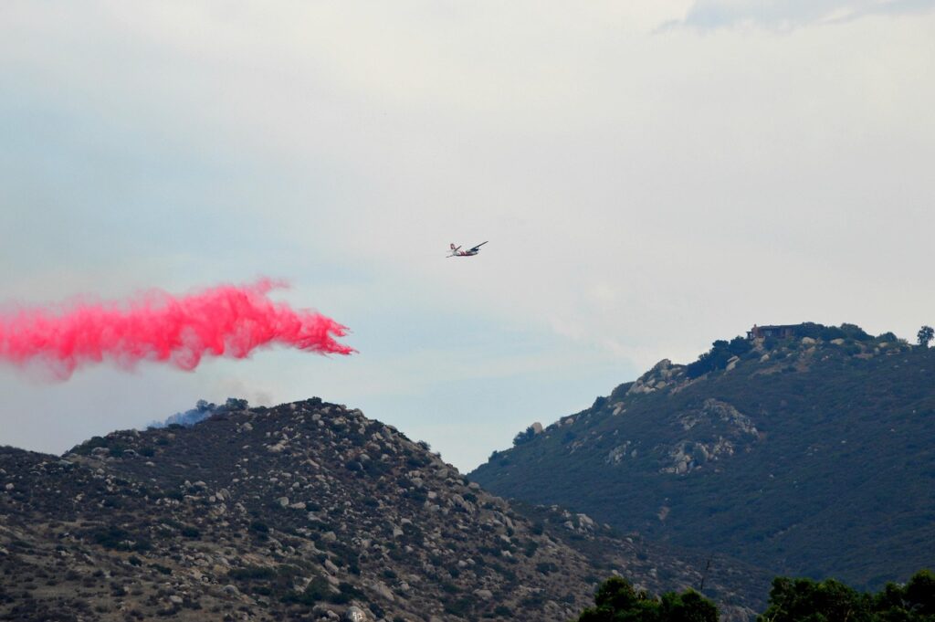 wildfire, aerial firefighter, firefighters, boray bomber, nature, aerial bomber, fire retardant, smoke, hills, mountains, red, usa, california, danger